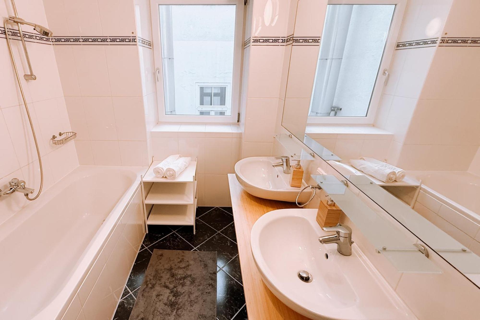 90Qm, 3 Bedrooms, Near Schoenbrunn, Balcony - Axara Housing Wiedeń Zewnętrze zdjęcie